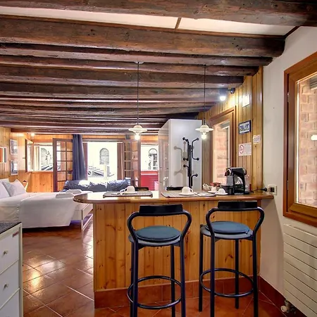 Canal-door Apartment *